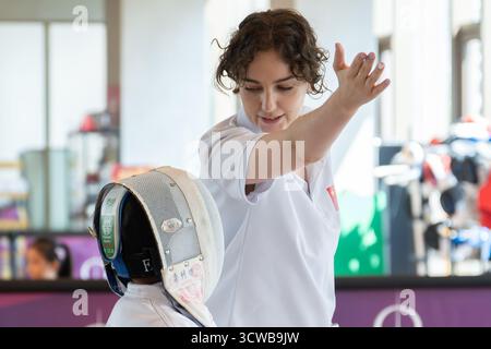 (251011) -- WUHAN, 11 oct. 2025 (Xinhua) -- Zaparivannaia Mariia enseigne un jeune étudiant dans un club d'escrime à Wuhan, province du Hubei en Chine centrale, 8 oct. 2025. Zaparivannaia, une russe de 27 ans, est entraîneur dans un club d'escrime à Wuhan. Elle a commencé l'escrime à neuf ans et a obtenu des résultats notables dans plusieurs compétitions en Russie. « L'escrime est comme jouer aux échecs avec votre corps, en ce sens que vous devez anticiper les pensées de votre adversaire et réagir en conséquence », a déclaré Zaparivannaia. Motivée par son vif intérêt pour la culture chinoise, Zaparivannaia se rend à Harbin, la capitale Banque D'Images