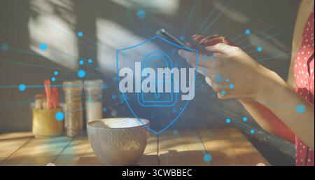 Mains de la femme tenant smartphone sur la table en bois, avec pot de sucre de tasse à café, icône de verrouillage, espace de copie Banque D'Images