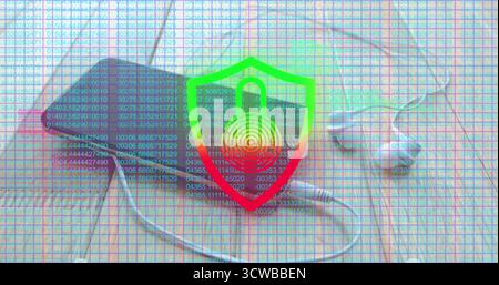 Affichage de la protection avec empreinte digitale du cadenas sur le bureau avec téléphone, écouteurs, câble et grille de code superposé Banque D'Images