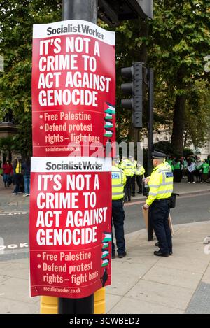Westminster, Londres, Royaume-Uni. 11 octobre 2025. Palestine Solidarity Campaign et d'autres groupes pro-palestiniens organisent une manifestation contre les actions d'Israël à Gaza malgré les demandes d'annulation de l'événement si près de l'anniversaire de l'attaque du 7 octobre. Les unités de police et les manifestants se rassemblent pour préparer la marche qui doit commencer à la mi-journée Banque D'Images