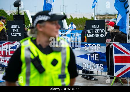 Aberdeen, Écosse, Royaume-Uni. 11 octobre 2025. Premier jour de la conférence annuelle SNP à Aberdeen, Écosse. Pic : manifestation anti-immigration devant le lieu de la conférence SNP/. Iain Masterton/Alamy Live News. Banque D'Images