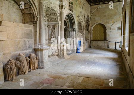Salamanque, Espagne - 4 mars 2025 : statues en pierre dans le cloître de la nouvelle cathédrale de Salamanque Banque D'Images