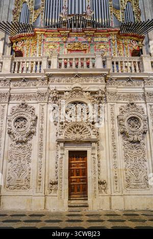 Salamanque, Espagne - 4 mars 2025 : orgue Renaissance à la Nouvelle Cathédrale de Salamanque Banque D'Images