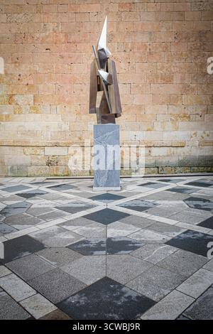 Salamanque, Espagne - 3 mars 2025 : sculpture dédiée à la Cofrade dans la vieille ville de Salamanque Banque D'Images