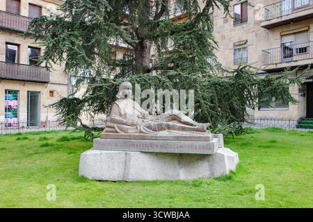 Salamanque, Espagne - 3 mars 2025 : statue en pierre de Don Juan, Prince des Asturies à Salamanque, Espagne Banque D'Images