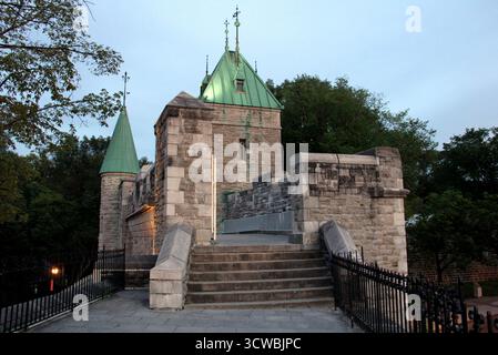 Gatehouse en pierre de la porte Louis, une des quatre portes restantes de la ville, vue au coucher du soleil, Québec, QC, Canada Banque D'Images