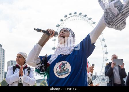 Westminster, Londres, Royaume-Uni. 11 octobre 2025. Palestine Solidarity Campaign et d'autres groupes pro-palestiniens organisent une manifestation contre les actions d'Israël à Gaza malgré les demandes d'annulation de l'événement si près de l'anniversaire de l'attaque du 7 octobre. Travailleurs de la santé 4 le scandant d'un manifestant palestinien Banque D'Images