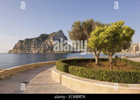 Promenade de plage, Playa la Fossa-Levante, mer Méditerranée, baie, Calpe, Costa Blanca, Espagne Banque D'Images
