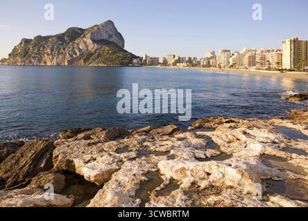 Rock, Playa la Fossa-Levante, Rock, Penon de Ifach, Landmark, côte, ville skyline, gratte-ciel, hôtels, Méditerranée, baie, skyline, Calpe, Costa Blan Banque D'Images