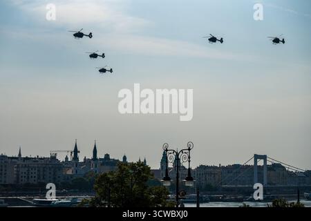 Budapest, Hongrie - 20 août 2024 : spectacles aériens spectaculaires au-dessus du Danube au salon aéronautique de Budapest Banque D'Images