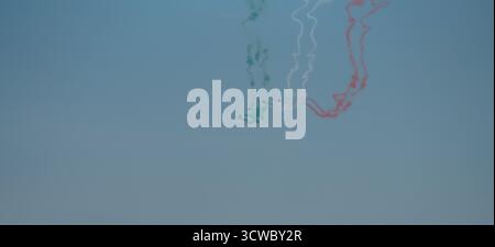 Budapest, Hongrie - 20 août 2024 : des avions de chasse peignent le drapeau hongrois avec de la fumée colorée au spectacle aérien de Budapest Banque D'Images