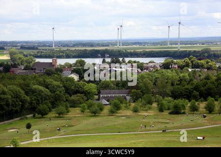 Vue de la zone de loisirs environnante depuis la tour d'observation Indemann, Inden, Rhénanie du Nord-Westphalie, Allemagne Banque D'Images
