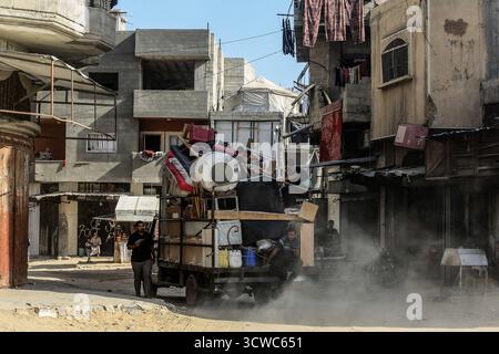 Khan Yunis, Territoires palestiniens. 11 octobre 2025. Les Palestiniens ramènent leurs effets personnels chez eux à Khan Younis, après le retrait de l'armée israélienne et l'entrée en vigueur du cessez-le-feu. Crédit : Abed Rahim Khatib/dpa/Alamy Live News Banque D'Images