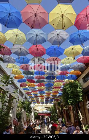 Parasols colorés offrant de l'ombre sur une rue avec des restaurants, Nicosie / Lefkosia, République turque de Chypre du Nord Banque D'Images