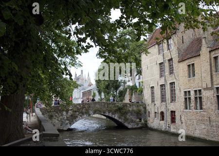 Canal et pont dans le centre-ville médiéval, Bruges, Flandre occidentale, Belgique Banque D'Images