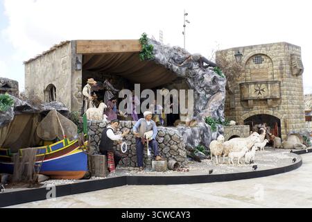 Lit de Noël sur la place près de la fontaine Triton, la Valette, Malte Banque D'Images