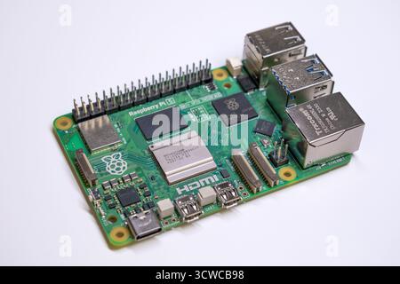 Istanbul, Turquie - 16 novembre 2023 : Raspberry Pi 5 isolé sur fond blanc isolé. Ordinateur monocarte - SBC. Construit par ordinateur Banque D'Images
