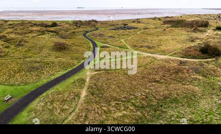 Un panorama aérien du sentier côtier de Crosby qui vire à travers les prairies et les dunes entre Crosby et Hightown. Banque D'Images