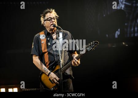 Oslo, Norvège. 10 octobre 2025. Le groupe de rock américain The Offspring donne un concert à Unity Arena à Oslo. Ici le guitariste Noodles est vu en direct sur scène. Crédit : Gonzales photo/Alamy Live News Banque D'Images