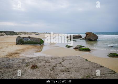 Cap Breton, France - 15 mars 2025 : bunkers militaires de la seconde Guerre mondiale sur la plage de la piste, Capbreton, Landes, Nouvelle-Aquitane Banque D'Images