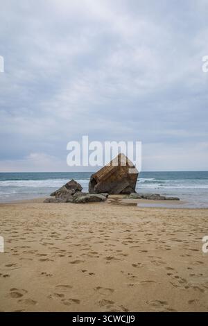 Cap Breton, France - 15 mars 2025 : bunkers militaires de la seconde Guerre mondiale sur la plage de la piste, Capbreton, Landes, Nouvelle-Aquitane Banque D'Images
