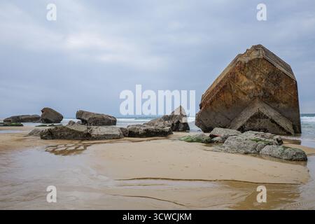 Cap Breton, France - 15 mars 2025 : bunkers militaires de la seconde Guerre mondiale sur la plage de la piste, Capbreton, Landes, Nouvelle-Aquitane Banque D'Images