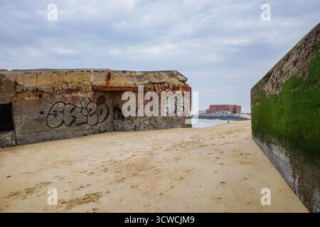 Cap Breton, France - 15 mars 2025 : bunkers militaires de la seconde Guerre mondiale sur la plage de la piste, Capbreton, Landes, Nouvelle-Aquitane Banque D'Images