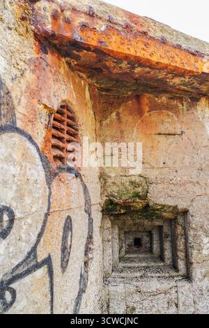 Cap Breton, France - 15 mars 2025 : bunkers militaires de la seconde Guerre mondiale sur la plage de la piste, Capbreton, Landes, Nouvelle-Aquitane Banque D'Images