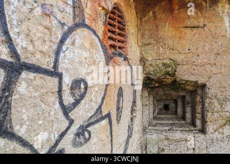 Cap Breton, France - 15 mars 2025 : bunkers militaires de la seconde Guerre mondiale sur la plage de la piste, Capbreton, Landes, Nouvelle-Aquitane Banque D'Images