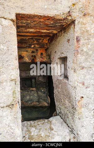 Cap Breton, France - 15 mars 2025 : bunkers militaires de la seconde Guerre mondiale sur la plage de la piste, Capbreton, Landes, Nouvelle-Aquitane Banque D'Images