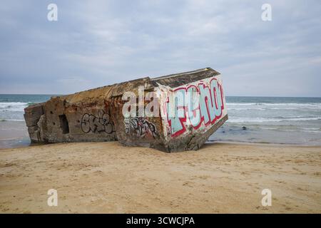 Cap Breton, France - 15 mars 2025 : bunkers militaires de la seconde Guerre mondiale sur la plage de la piste, Capbreton, Landes, Nouvelle-Aquitane Banque D'Images