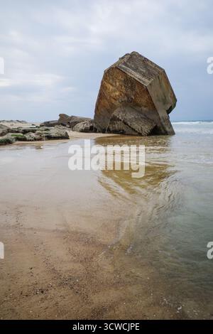 Cap Breton, France - 15 mars 2025 : bunkers militaires de la seconde Guerre mondiale sur la plage de la piste, Capbreton, Landes, Nouvelle-Aquitane Banque D'Images