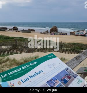 Cap Breton, France - 15 mars 2025 : bunkers militaires de la seconde Guerre mondiale sur la plage de la piste, Capbreton, Landes, Nouvelle-Aquitane Banque D'Images
