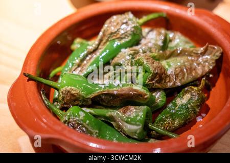 Piments de Padron grillés à l'espagnole, servis comme plat de tapas classique. Banque D'Images