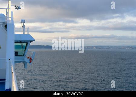 03 août 2025 - Manche, Royaume-Uni - Une vue de l'autre côté de la Manche vers la côte sud du Royaume-Uni, depuis le pont d'un ferry de passagers Banque D'Images