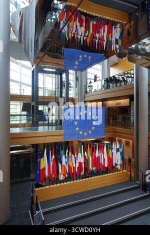 Le drapeau européen avec des fouets de 27 pays membres de l'UE, au Parlement européen, à Strasbourg Banque D'Images