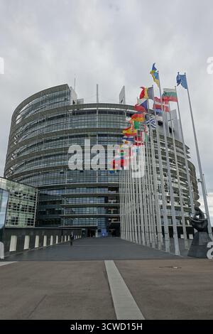 Drapeaux des pays européens devant le siège du Parlement européen à Strasbourg (France) Banque D'Images