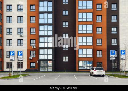 Bâtiments résidentiels modernes de plusieurs étages construits en brique, avec parking dans la cour. Banque D'Images
