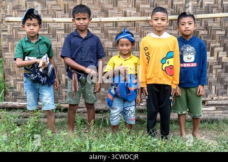 Garçons posant dans une tenue typique et des couteaux traditionnels, Kabeala, lors de cérémonies funéraires sur l'île de Sumba, en Indonésie Banque D'Images