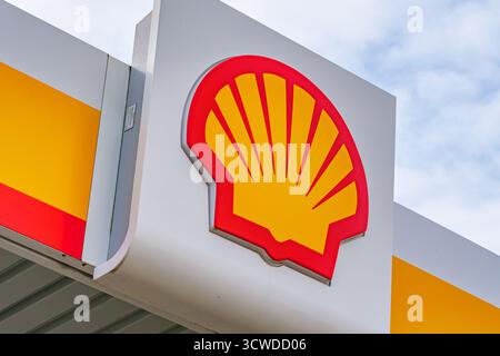 Logo de la société pétrolière et gazière Shell à la station-service Banque D'Images