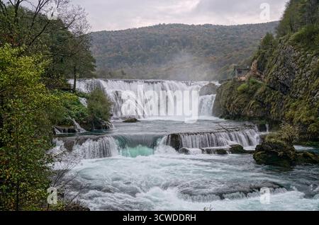 Bosnie-Herzégovine, Bihać (Mun.), Ćelije : cascade de Štrbački de la rivière Una ('Štrbački buk') Banque D'Images