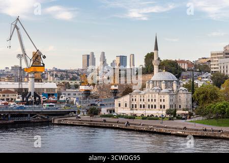 Istanbul Turquie 24 septembre 2024 ; la mosquée Sokollu Mehmet Pacha (mosquée Azapkapi), une mosquée ottomane par Sinan située près du pont d'Ataturk, B. Banque D'Images