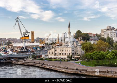 Istanbul Turquie 24 septembre 2024 ; la mosquée Sokollu Mehmet Pacha (mosquée Azapkapi), une mosquée ottomane par Sinan située près du pont d'Ataturk, B. Banque D'Images