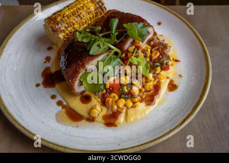 Plats gastronomiques cuisinés - commandes de nourriture sur une table dans un restaurant - style de nourriture Banque D'Images