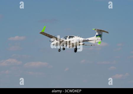 Gloucester, Gloucestershire, Angleterre, Royaume-Uni - 25 août 2025 : Diamond DA-42 NG Twin Star avion léger à hélice (immatriculation G-LDGA) Banque D'Images