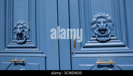 Deux marteaux bleus en forme de lion. Banque D'Images
