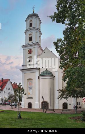 Langenargen Kirche préparé Martin in Langenargen am Bodensee Langenargen am Bodensee : Die katholische Kirche préparé Martin mit ihrem markanten weißen Turm und dem roten Ziegeldach. DAS Gebäude aus dem 18. Jahrhundert liegt im Ortszentrum nahe dem Schloss Montfort und ist von alten Bäumen umgeben. Usage éditorial exclusif. *** Langenargen Eglise St Martin à Langenargen sur le lac de Constance Langenargen sur le lac de Constance L'Eglise catholique St Martin avec sa tour blanche frappante et son toit en tuiles rouges le bâtiment du 18ème siècle est situé dans le centre ville près du château de Montfort et est entouré de vieux arbres Banque D'Images