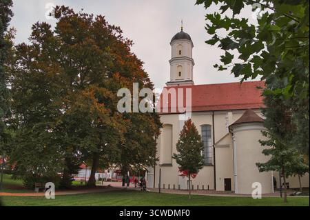 Langenargen Kirche préparé Martin in Langenargen am Bodensee Langenargen am Bodensee : Die katholische Kirche préparé Martin mit ihrem markanten weißen Turm und dem roten Ziegeldach. DAS Gebäude aus dem 18. Jahrhundert liegt im Ortszentrum nahe dem Schloss Montfort und ist von alten Bäumen umgeben. Usage éditorial exclusif. *** Langenargen Eglise St Martin à Langenargen sur le lac de Constance Langenargen sur le lac de Constance L'Eglise catholique St Martin avec sa tour blanche frappante et son toit en tuiles rouges le bâtiment du 18ème siècle est situé dans le centre ville près du château de Montfort et est entouré de vieux arbres Banque D'Images
