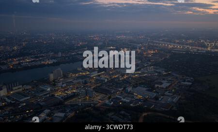 Mannheim, État du Bade-Wurttember, Allemagne, septembre 26, 2025 : vue sur la ville de Mannheim, vue d'ensemble nocturne des gratte-ciel. Banque D'Images