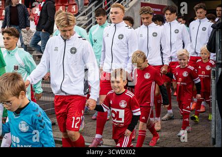 Vejle, Danemark. 10 octobre 2025. Les joueurs danois entrent sur le terrain pour les qualifications UEFA EURO U21 entre le Danemark et l'Autriche au stade de Vejle à Vejle. Banque D'Images